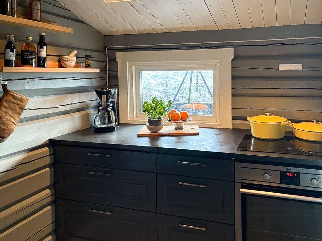 Modernisert tømmerhytte med utsikt mot fjellheimen in Vestre Slidre 