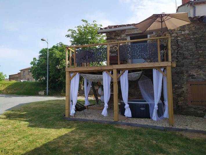 Gîte pour 2 personnes, avec Jacuzzi ainsi que Terrasse et Jardin à Marsal
