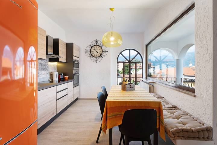 Ganze Wohnung, Ferienwohnung 'Mansarda Vialba' im Ferienhaus mit Seeblick und Balkonen in Spiagga Le Fontanelle, Germignaga