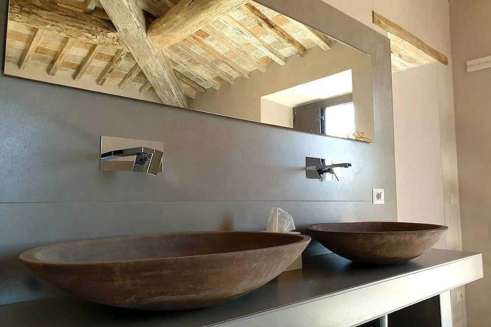 Authentic Tuscan Villa with infinity pool & stunning views of Val d'Orcia in Torrita di Siena, Siena Provinz