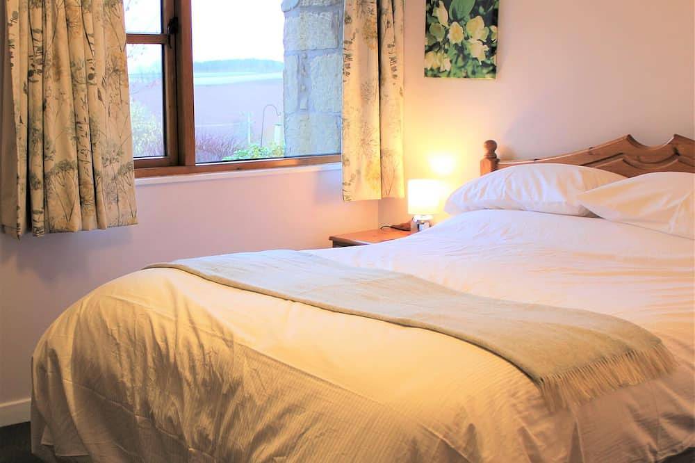 Thairn cottage ideal for 2, rural, 3 miles from Kelso. Wood stove All on 1 level in Scottish Borders