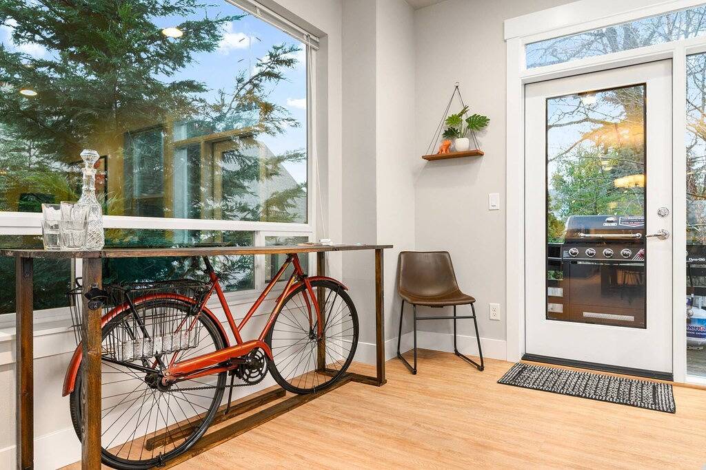 Wondrous Woodstock Townhouse, Huge Open Floor Plan, Custom Décor and Artwork, Four Miles to Portland in Portland, Multnomah County