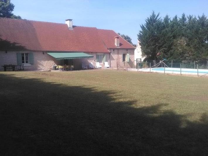 Gîte pour 8 personnes, avec piscine et jardin, animaux acceptés à Temple-Laguyon