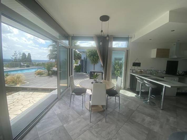 Maison de vacances pour 3 personnes, avec jardin ainsi que piscine et jacuzzi