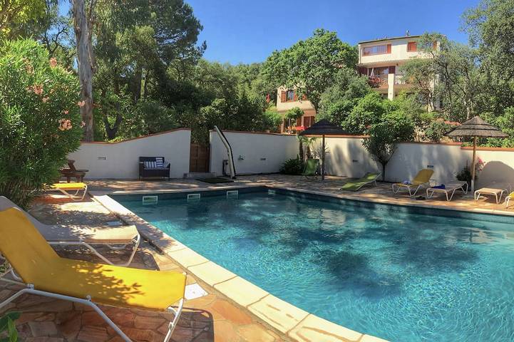 Gîte pour 4 personnes, avec Terrasse ainsi que Jardin et Piscine