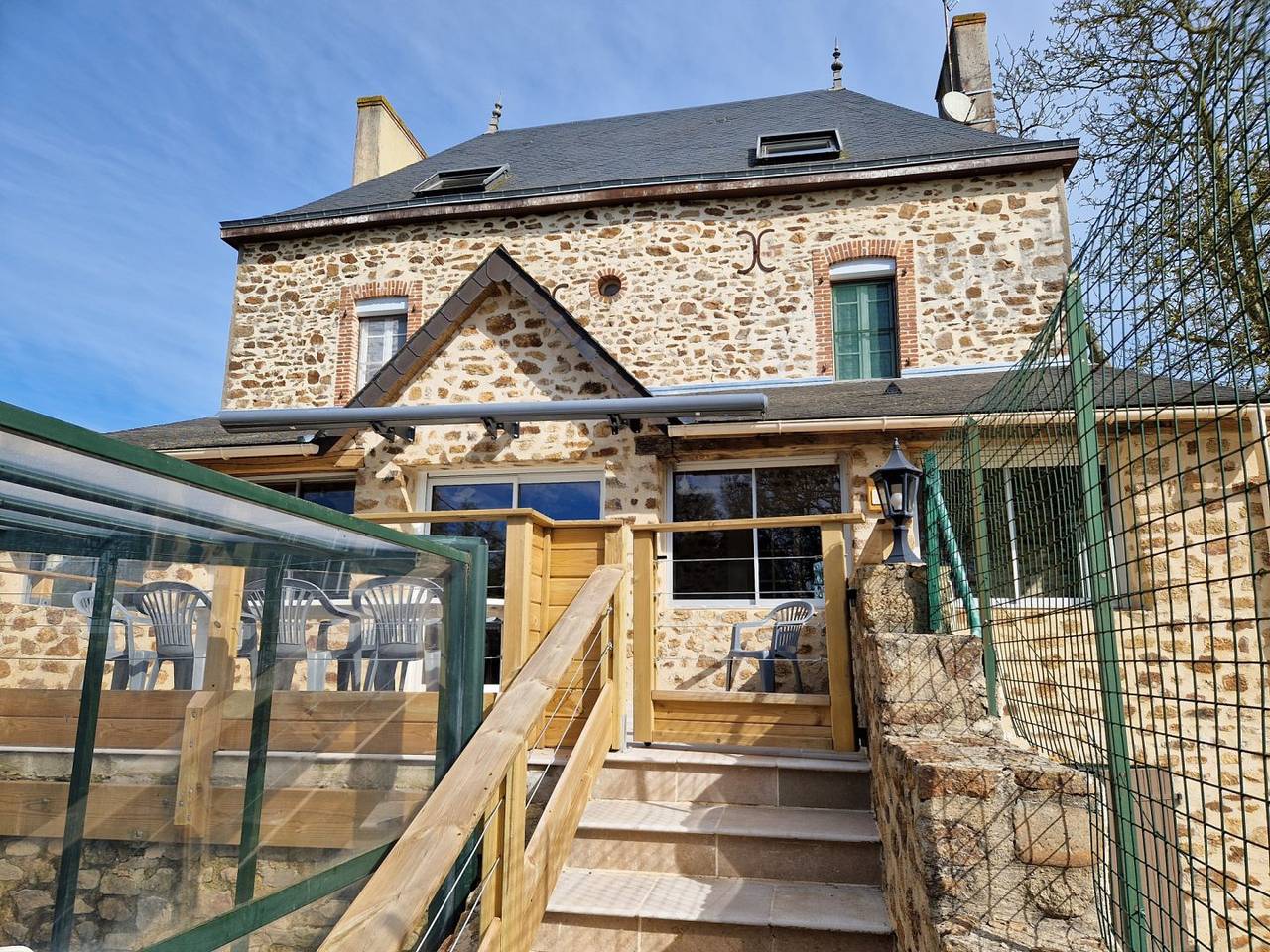 Gîte 15 personnes avec piscine et terrain de tennis in Beaulieu-sur-Oudon, Mayenne