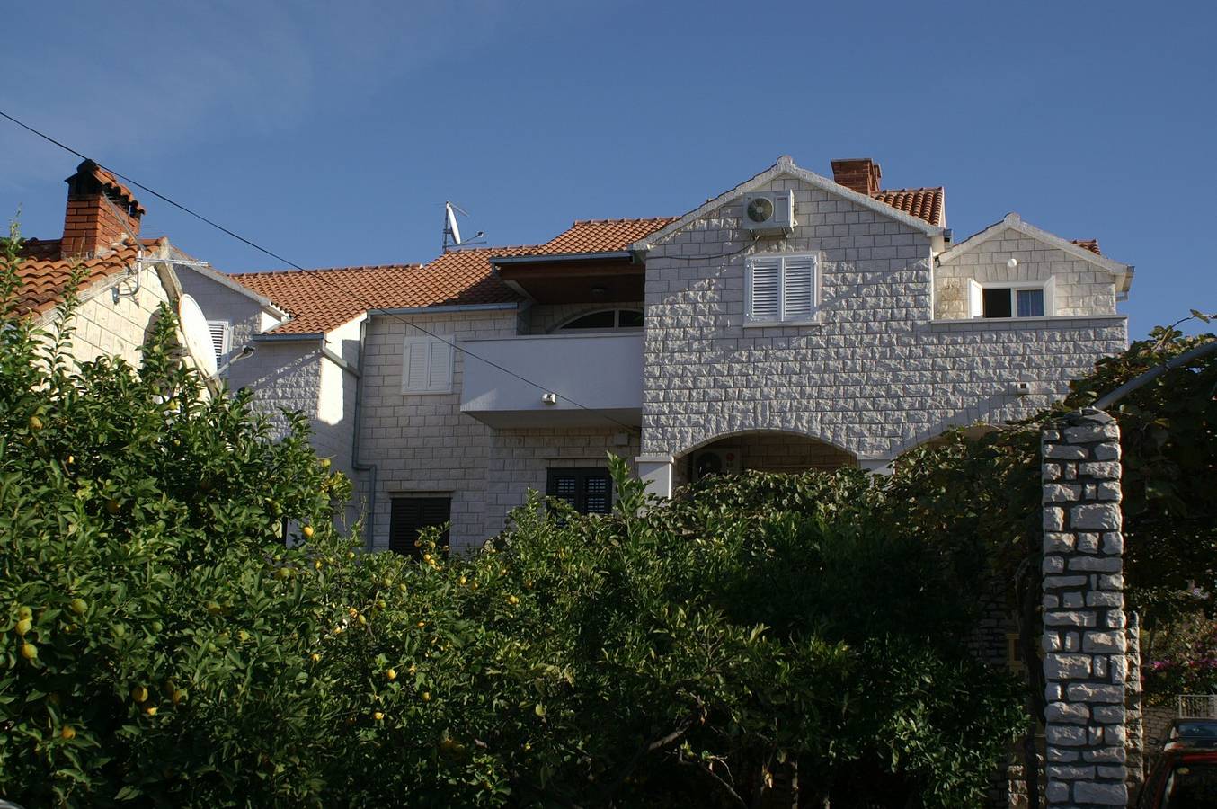Ganze Wohnung, 3-Zimmer-Ferienwohnung mit Terrasse und Meerblick Supetar, Brac A-2956-a in Supetar, Brac