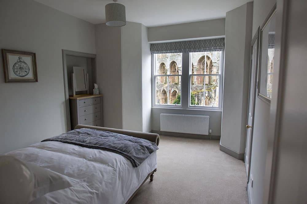 Abbey House, charming traditional historic house. Spectacular views of the Abbey in Jedburgh, Scottish Borders