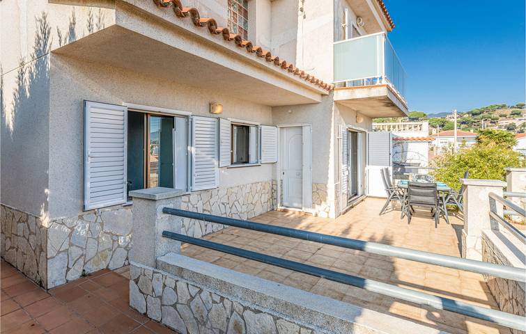 Appartement avec terrasse au bord de la piscine près de Platja del Pla in Sant Cebrià de Vallalta, Costa del Maresme