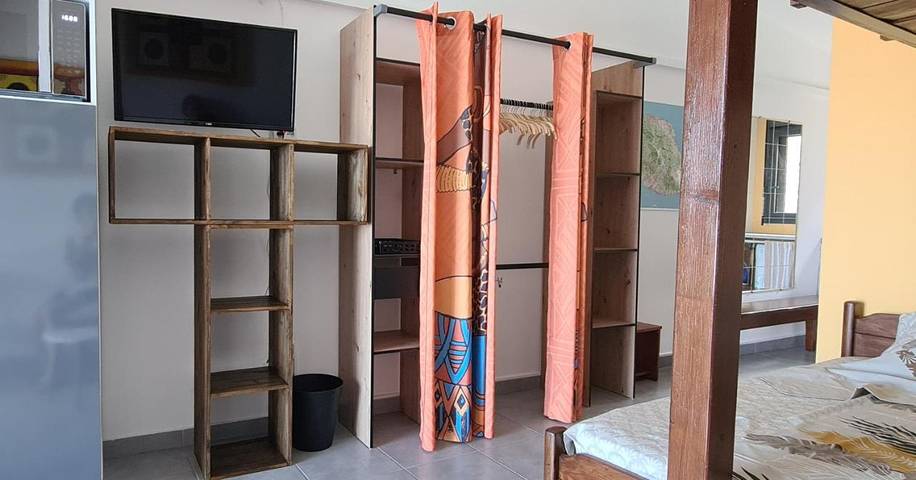 Gîte pour 3 personnes, avec terrasse ainsi que vue et piscine dans Grands-Bois - 2