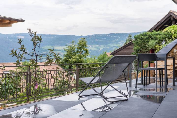 Hel lägenhet, 'Aumia Apartment Rubin' with Mountain View & terrace in Völs am Schlern, Dolomiti Superski