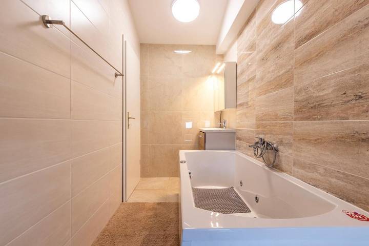 Villa für 10 Personen, mit Balkon und Whirlpool sowie Terrasse und Garten in Razanac - 4