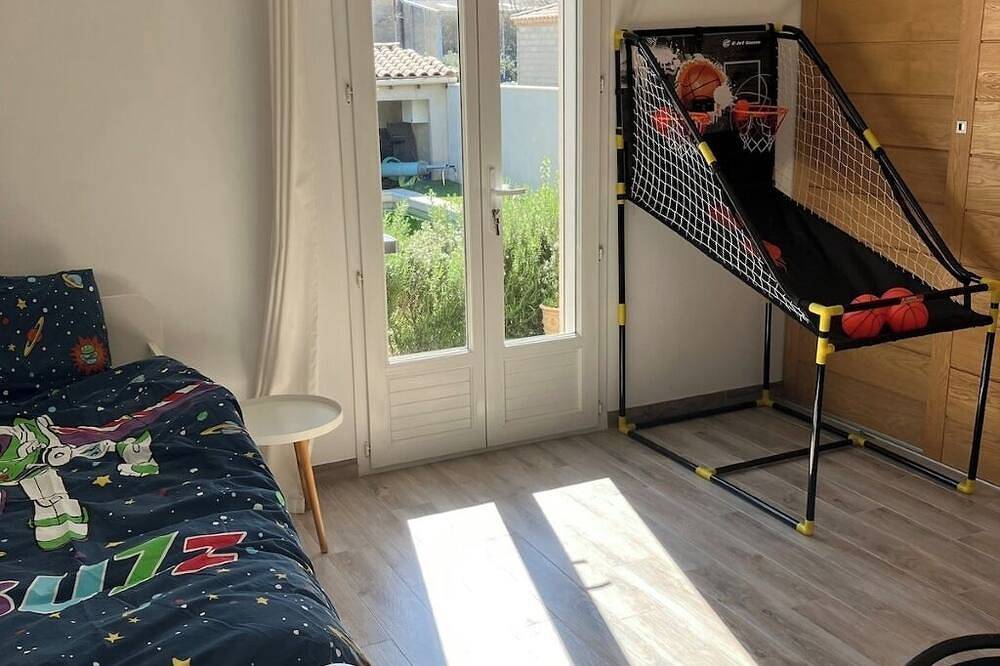 Superb air-conditioned villa with pool near Avignon in Tavel, Nimes region