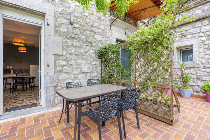 Entire apartment, Le Piscounil Gîte with Shared Pool, Wi-Fi & Air Conditioning in Chauzon, Ardèche