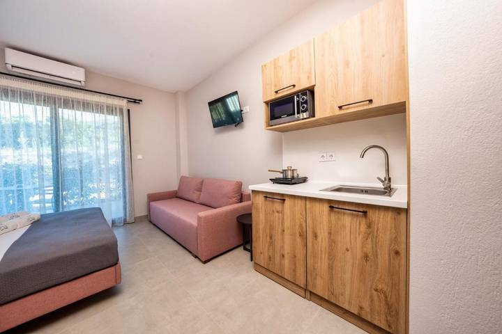 Location de vacances pour 3 personnes, avec sauna et piscine ainsi que vue et jardin dans Stavros - 2