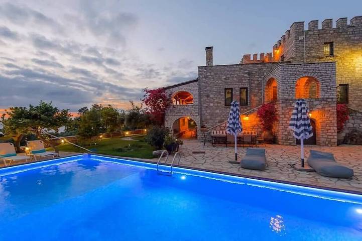 Location de vacances pour 10 personnes, avec Balcon ainsi que Jardin et Piscine à Calamata