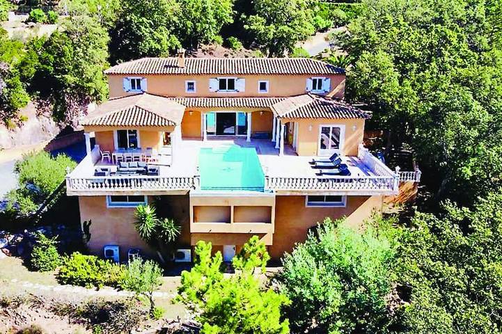Location de vacances pour 10 personnes, avec jardin et terrasse dans Saint-Jean de l'Esterel