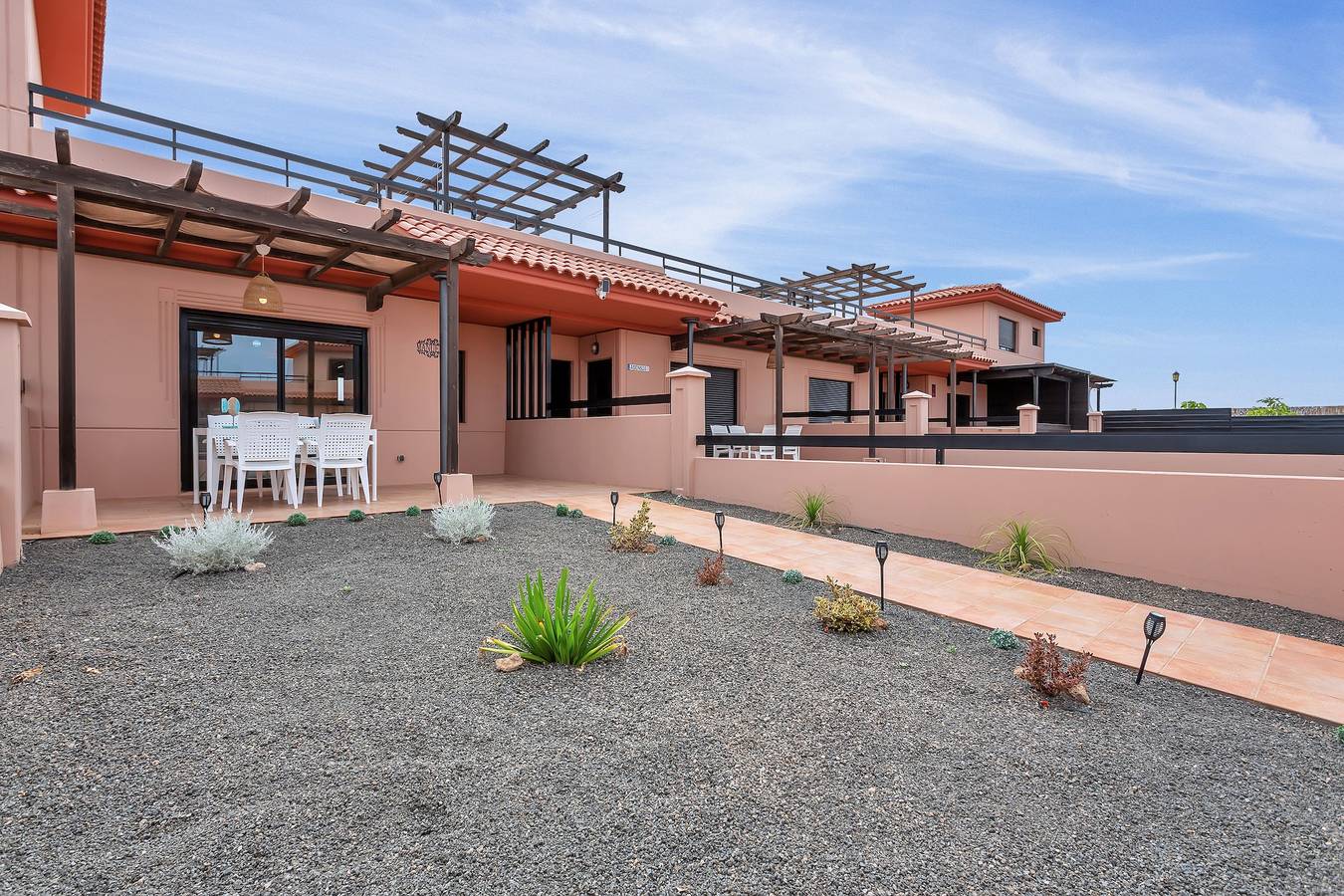 Villa de vacaciones 'Manuela' con vistas a la montaña, piscina compartida y Wi-Fi in La Oliva, Fuerteventura