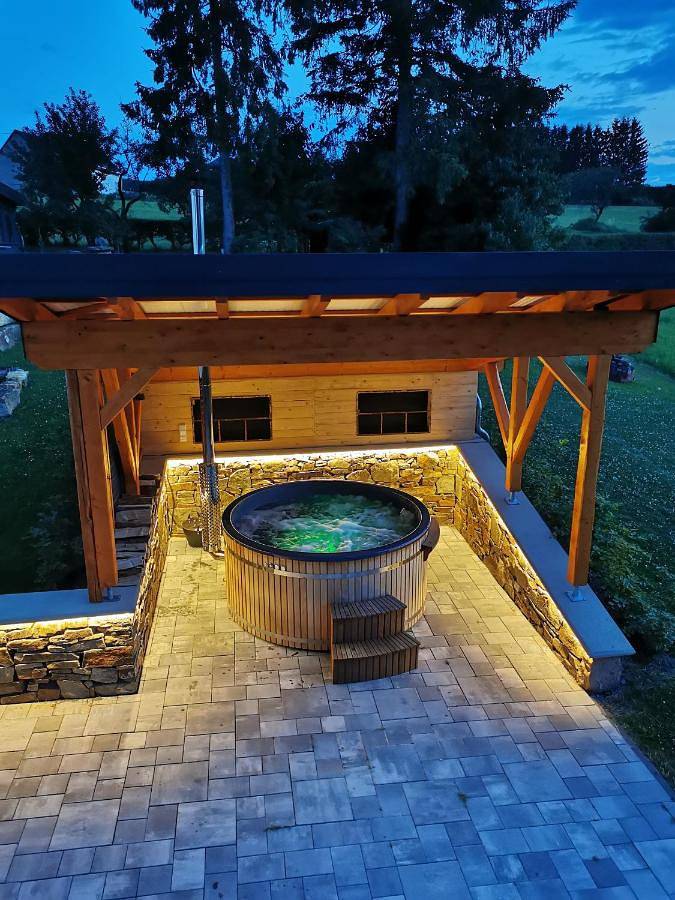 Ferienhaus für 10 Personen, mit Balkon und Whirlpool sowie Terrasse und Garten