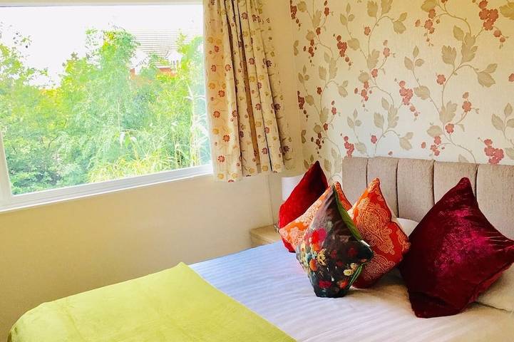 Homely Birch Close House with Free Parking, Garden & Sleeps 8 in Cambridge, Cambridgeshire