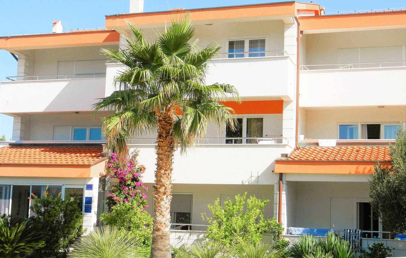 Entire holiday apartment, Cozy 2-Bed Apartment with Terrace, 2km to Beach - Pets Welcome! in Rogoznica, Šibenik-Knin