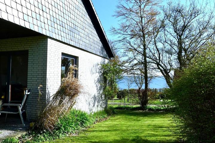 Ferienhaus für 4 Personen, mit Seeblick und Garten sowie Terrasse, mit Haustier in Bockholm