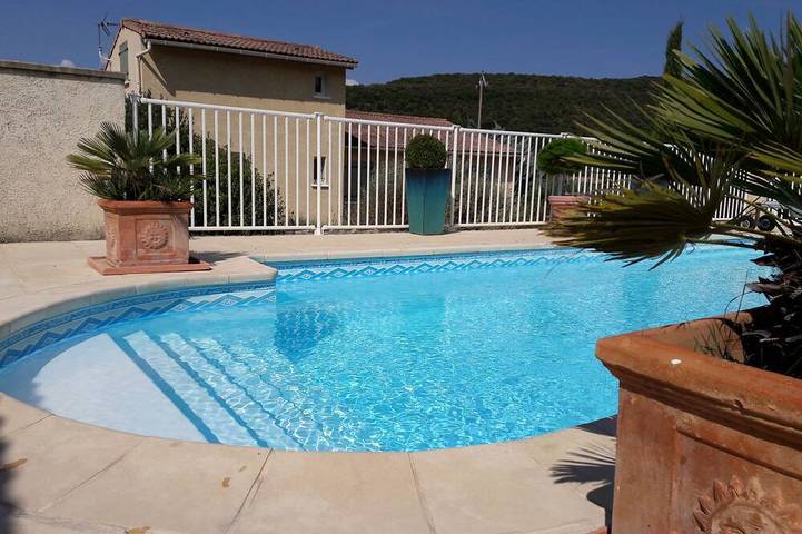 Gîte pour 3 personnes, avec jardin ainsi que piscine et terrasse, animaux acceptés à Saint-Maurice-d'Ibie