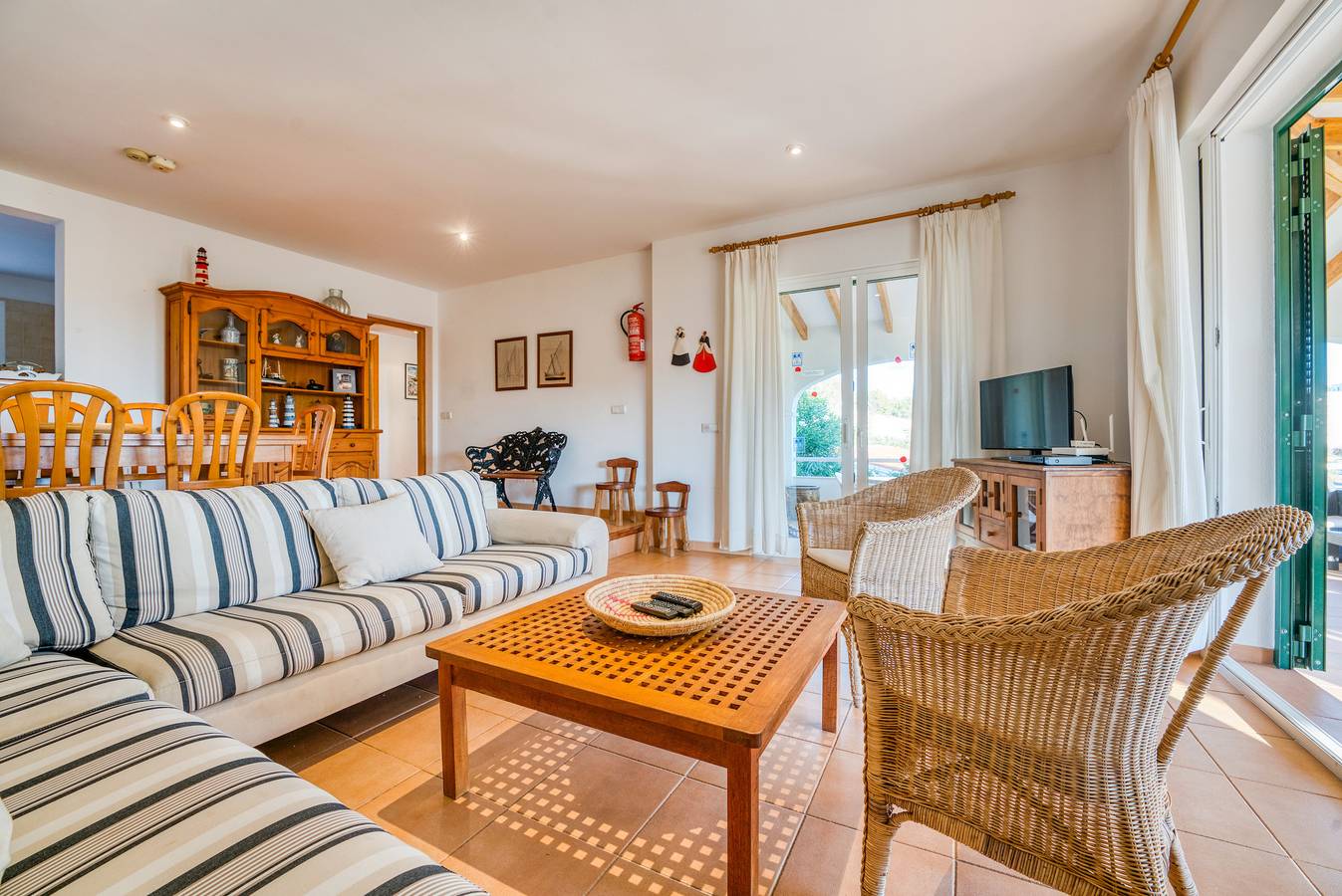 Espaciosa Villa Beatriz con vistas al mar, Wi-Fi, jardín, terraza y piscina; aparcamiento disponible in Santo Tomas, Es Migjorn Gran