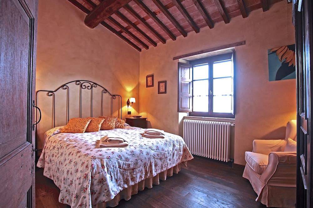 Entire apartment, Romantic apartment in Tuscany country side villa, wonderful view in the nature in Pieve Fosciana, Garfagnana