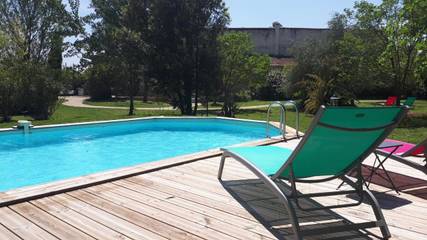 Gîte pour 4 personnes, avec piscine ainsi que terrasse et jardin à Loriol-du-Comtat