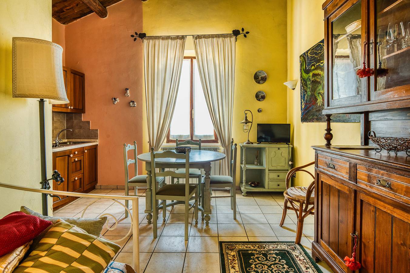 Entire apartment, Apartment 'Il Grappolo E La Rosa Tea' with Shared Garden and Wi-Fi in Montefalco, Perugia Province