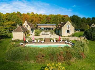 Gîte pour 13 personnes, avec terrasse ainsi que jardin et piscine à Fossemagne