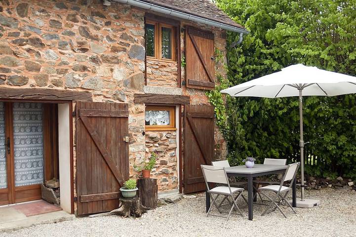 Gîte pour 5 personnes, avec piscine ainsi que terrasse et jardin à Benayes