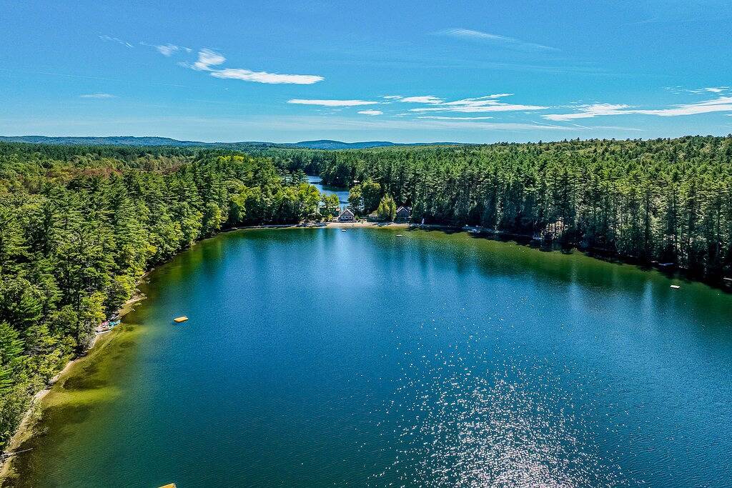 Lakefront home with lovely lake views - one mile from the casino in Oxford County