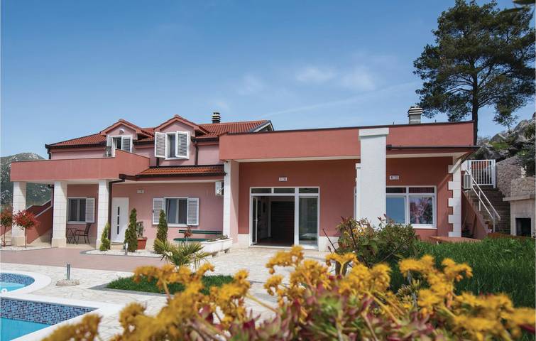 Geräumige Unterkunft, 2 km von Ploče entfernt: Pool, Terrasse und Parkplatz inklusive in Ploce, Dubrovnik-Neretva