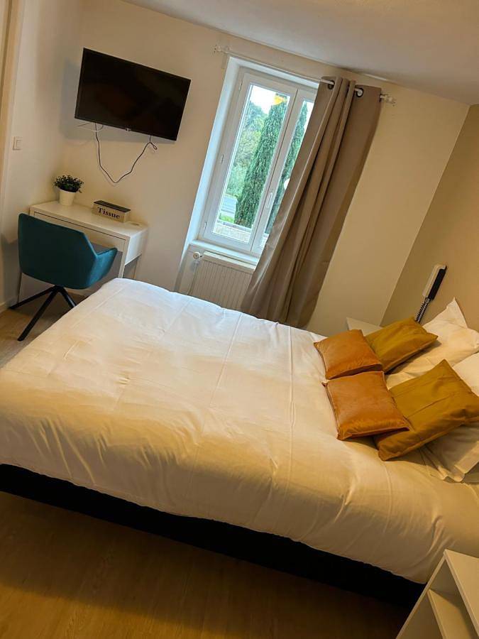 Hôtel pour 2 personnes, avec terrasse ainsi que jardin et piscine, animaux acceptés à Jas - 4