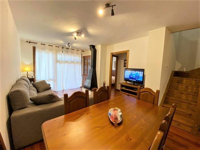Apartamento vacacional entero, Dúplex 4 hab. Chimenea, Terraza y Parking Privado in Puigcerdá, Pirineo Catalan