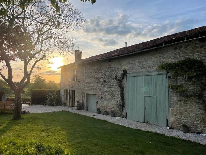 Maison de campagne pour 2 personnes, avec jardin et terrasse à Vieux-Ruffec