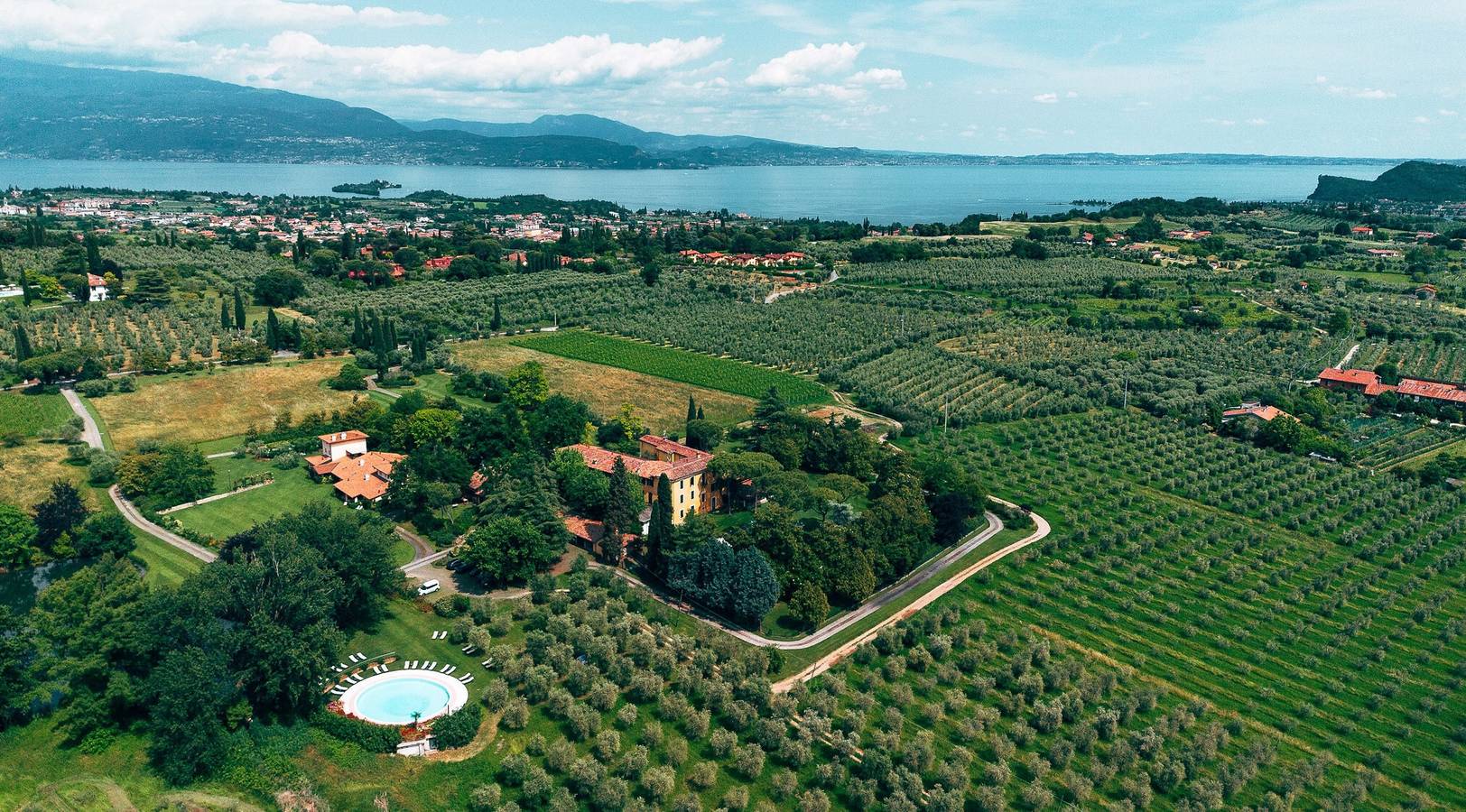 Appartamento intero, Appartamento 'Zaffiro' con piscina condivisa, Wi-Fi e aria condizionata in Puegnago del Garda, Prealpi Gardesane