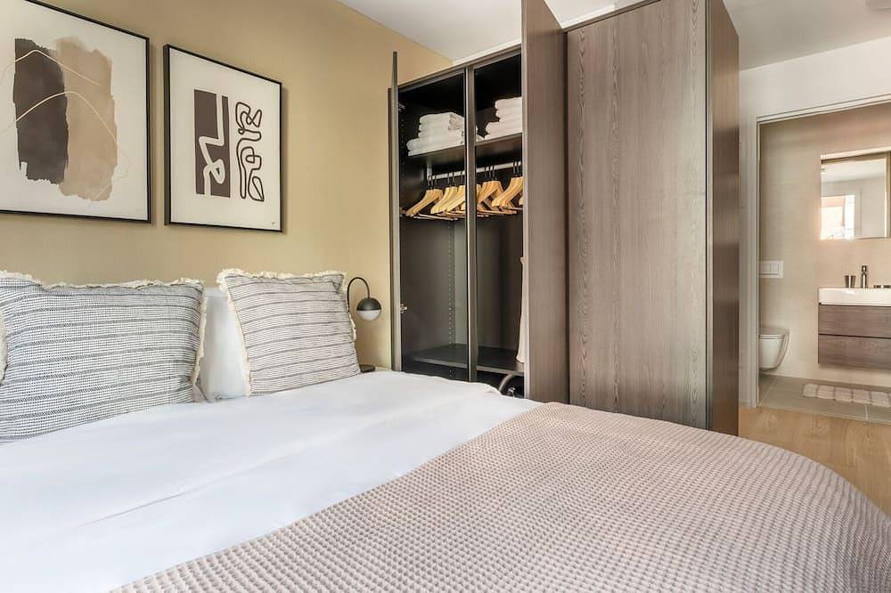 Entire apartment, Hip Wiedikon 1.5 Room w/ Storage & W/D, 1 min to Market, by Blueground in Zurich, Zurich district
