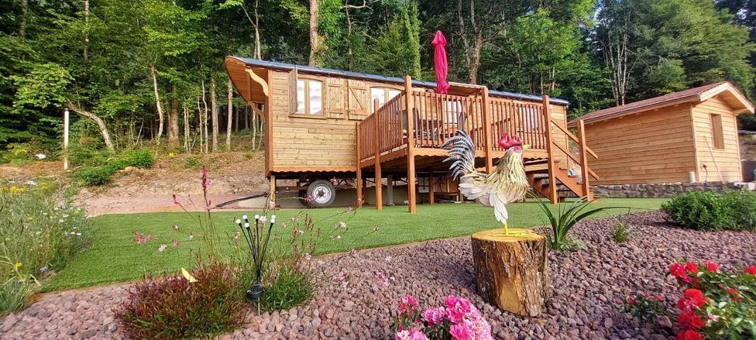 Camping pour 4 personnes, avec piscine ainsi que vue et jardin dans Saône-et-Loire