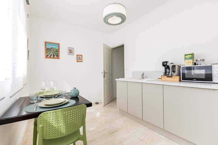 Entire apartment, 'Côté Jardin Parc Saint Martin' Apartment with Shared Garden and Wi-Fi in Pompignac, Bordeaux region