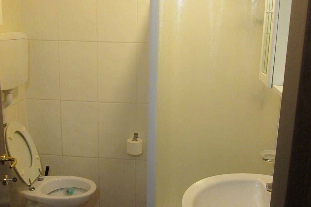 Appartamento intero, Appartamento per coppie con giardino - a 10 min dal lago! in Salò, Prealpi Gardesane
