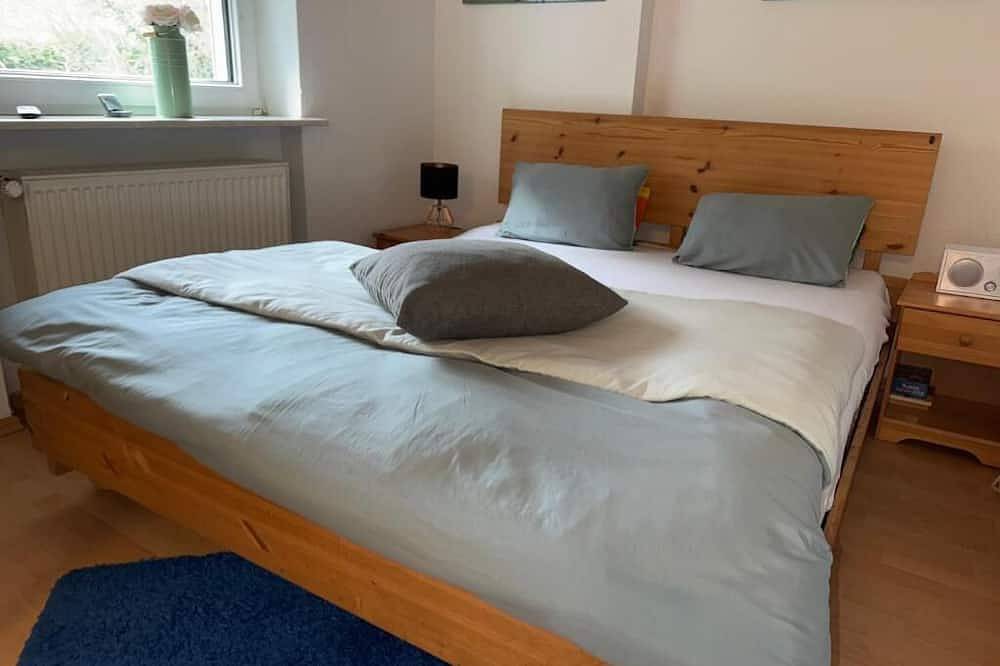 Entire apartment, Cozy vacation apartment close to Benrath Castle Düsseldorf with terrace and kitchen in Düsseldorf, Düsseldorf region