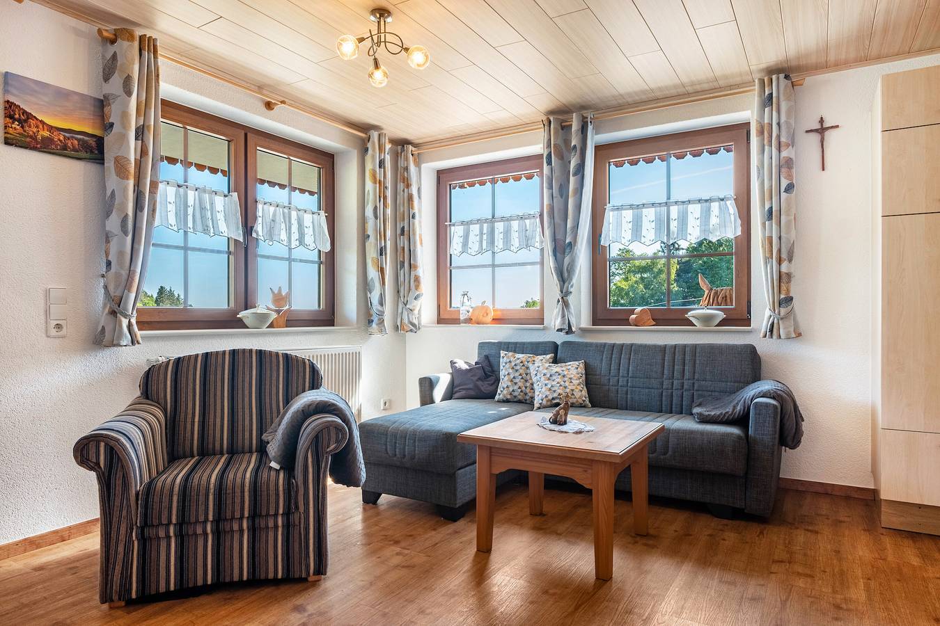 Ganze Wohnung, Ferienwohnung 'Sonnenblick, 54qm' mit gemeinsamer Terrasse, gemeinsamem Garten und Wi-Fi in Schonach, Südschwarzwald