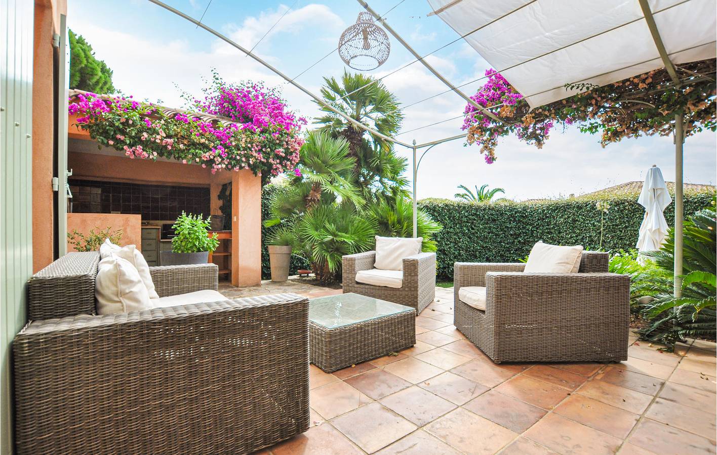 Sea-View Apartment with Parking, AC and Terrace in Le Lavandou, Toulon region