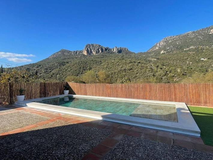 Casa rural para 12 personas, con piscina además de balcón y vistas en Ubrique