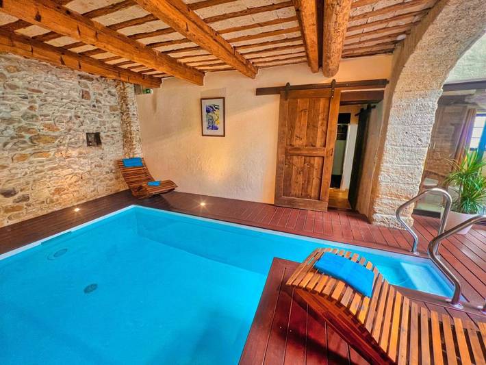 Location de vacances pour 8 personnes, avec jacuzzi et terrasse ainsi que sauna et piscine à Saint-Hippolyte-de-Montaigu - 4