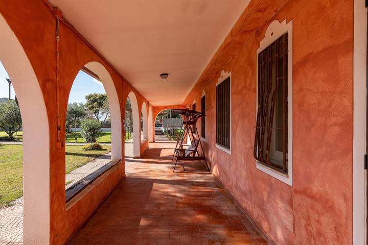 Villa Serra in riva al mare con campo da tennis privato, adatta agli animali domestici in Sant'Andrea Cagliari, Quartu Sant'Elena