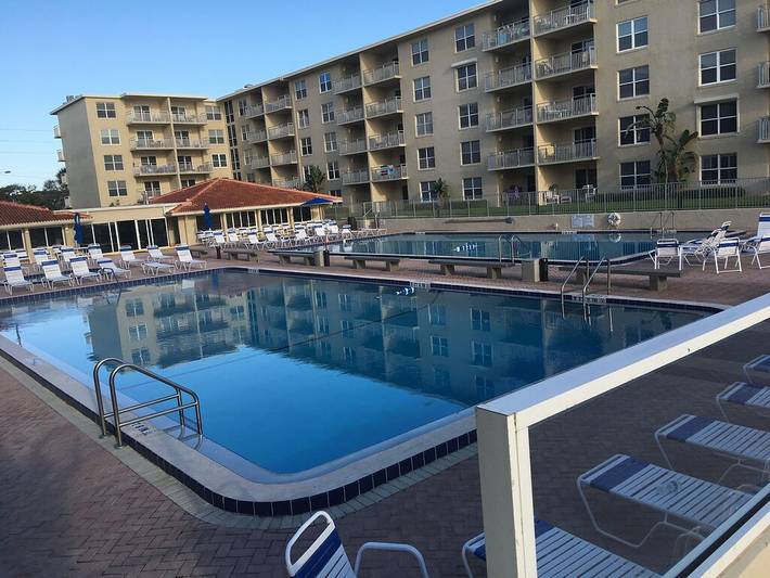Vacation rental for 3 people, with pool and balcony in New Smyrna Beach